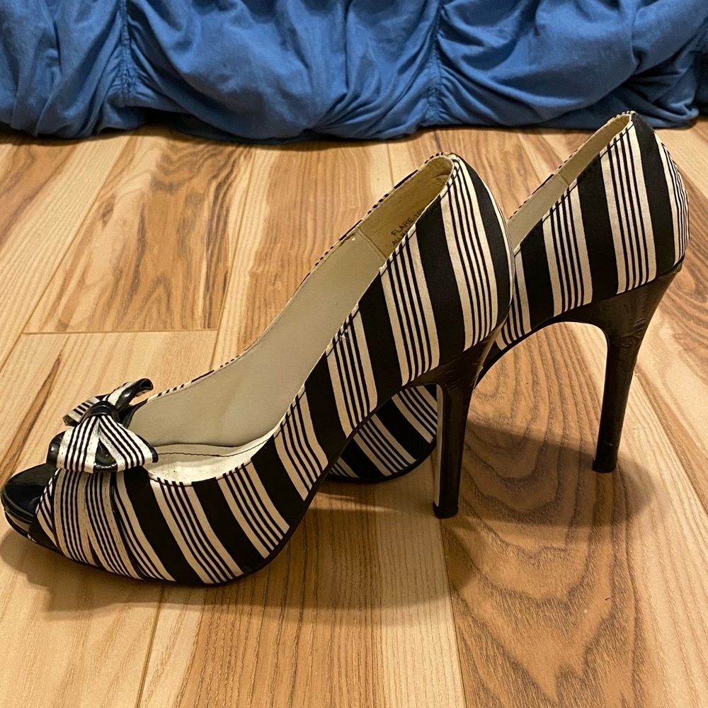Anne Michelle Black & White Stripe 4” Heels - Size 9 - Picture 3 of 5